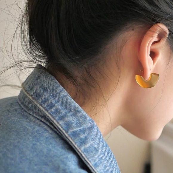 LAST Curved Semi Circle Minimalist Earrings Gold - Picture 2 of 5